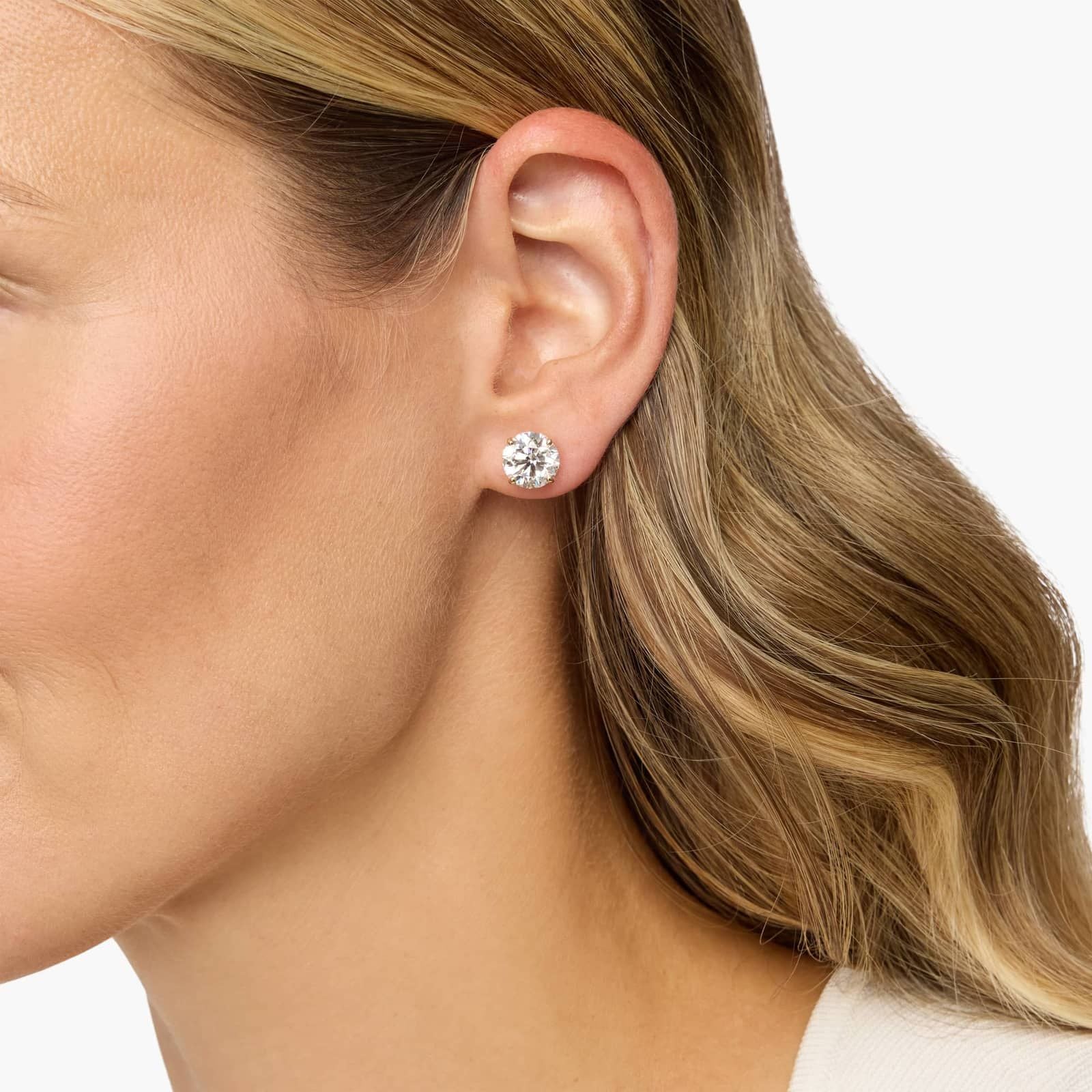 Elegant Round Diamond Stud Earrings in Yellow Gold with Push Back Closure