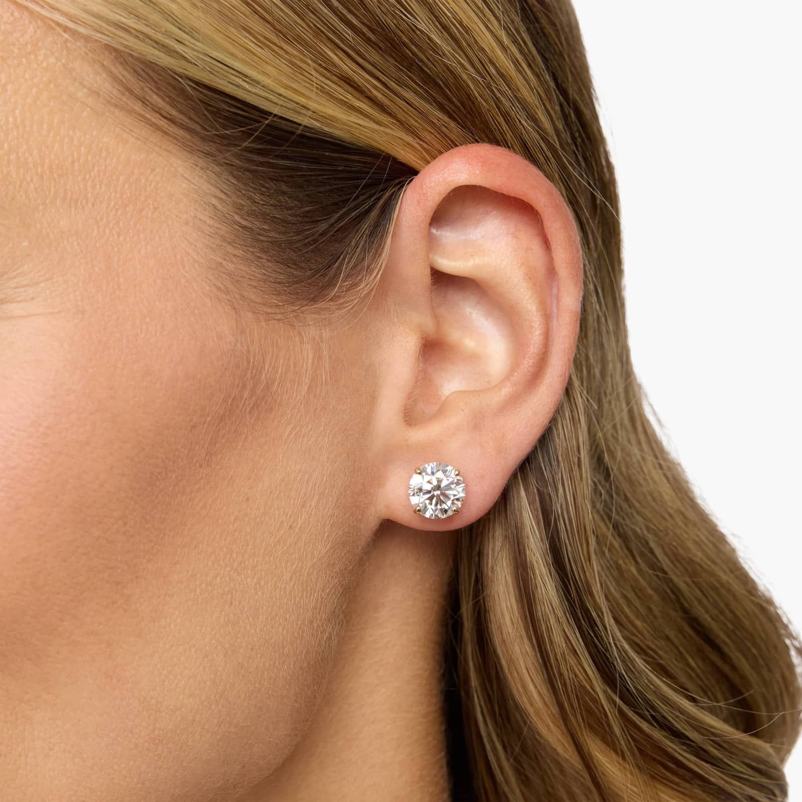 Elegant Round Diamond Stud Earrings in Yellow Gold with Push Back Closure