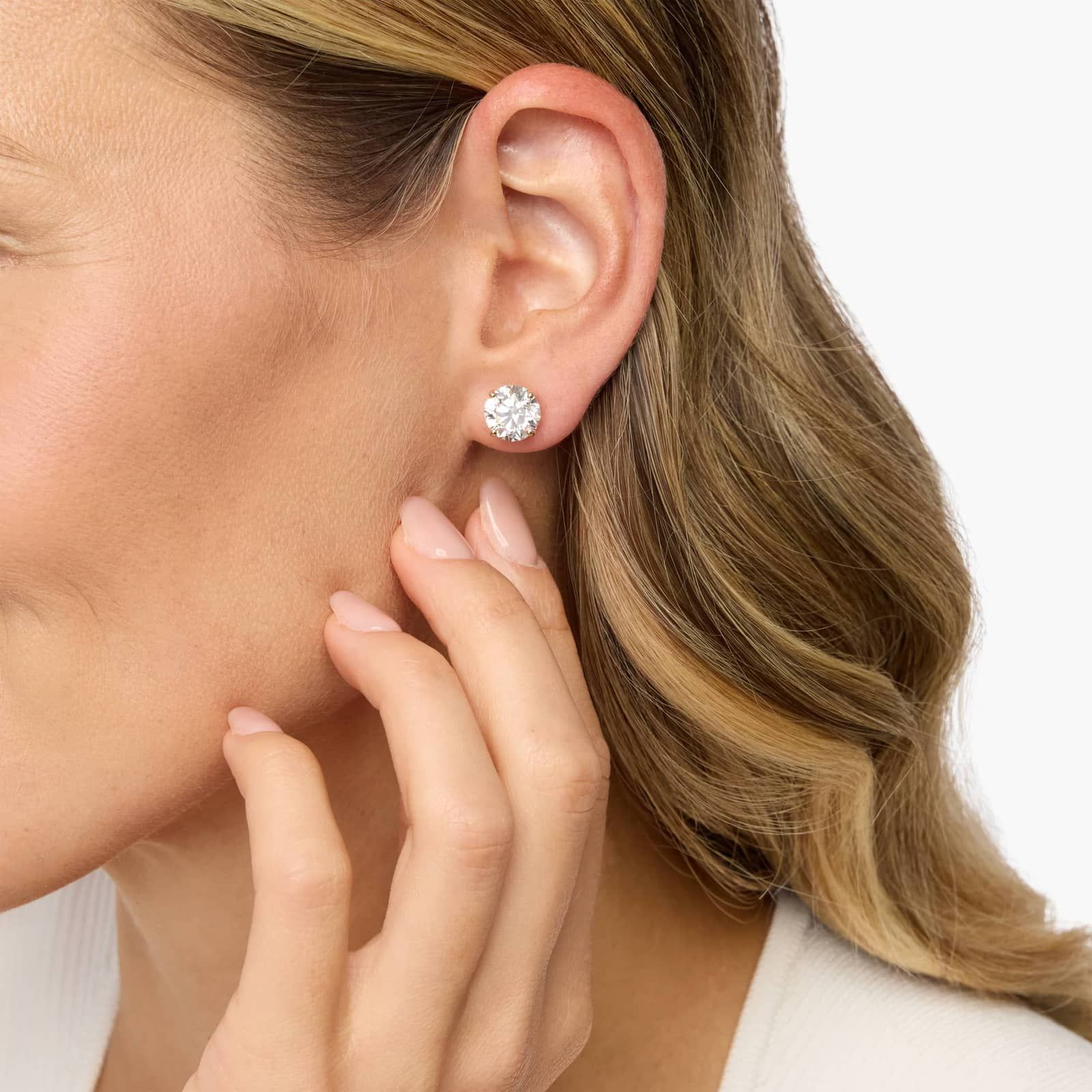 Elegant Round Diamond Stud Earrings in Yellow Gold with Push Back Closure