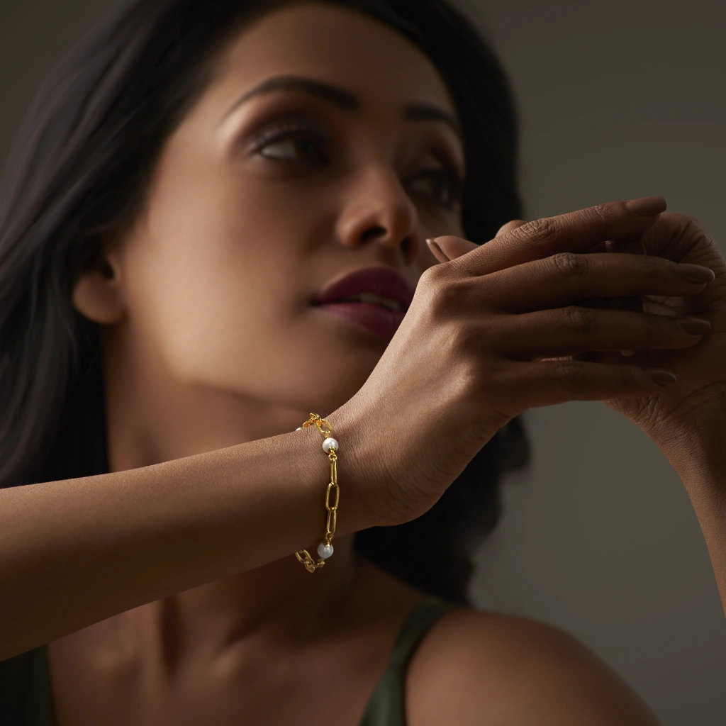Women_sPearlAccentYellowGoldLinkChainBraceletwithSleekElegantFinish_1.png