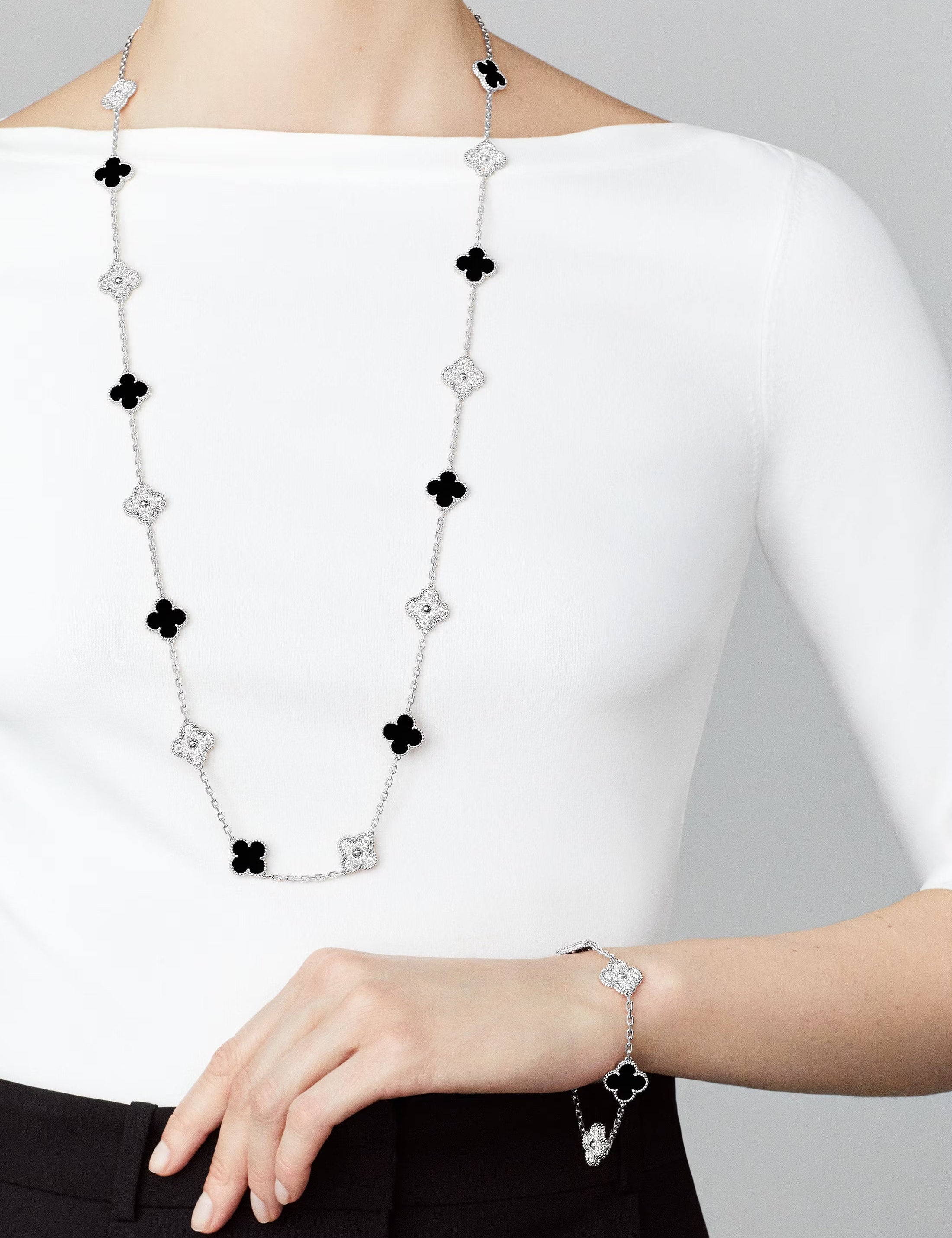 carave-paris-black-onyx-and-diamond-floral-motif-bracelet_4_3c6bf905-79ca-4b7d-885f-58ecc079cc48.jpg