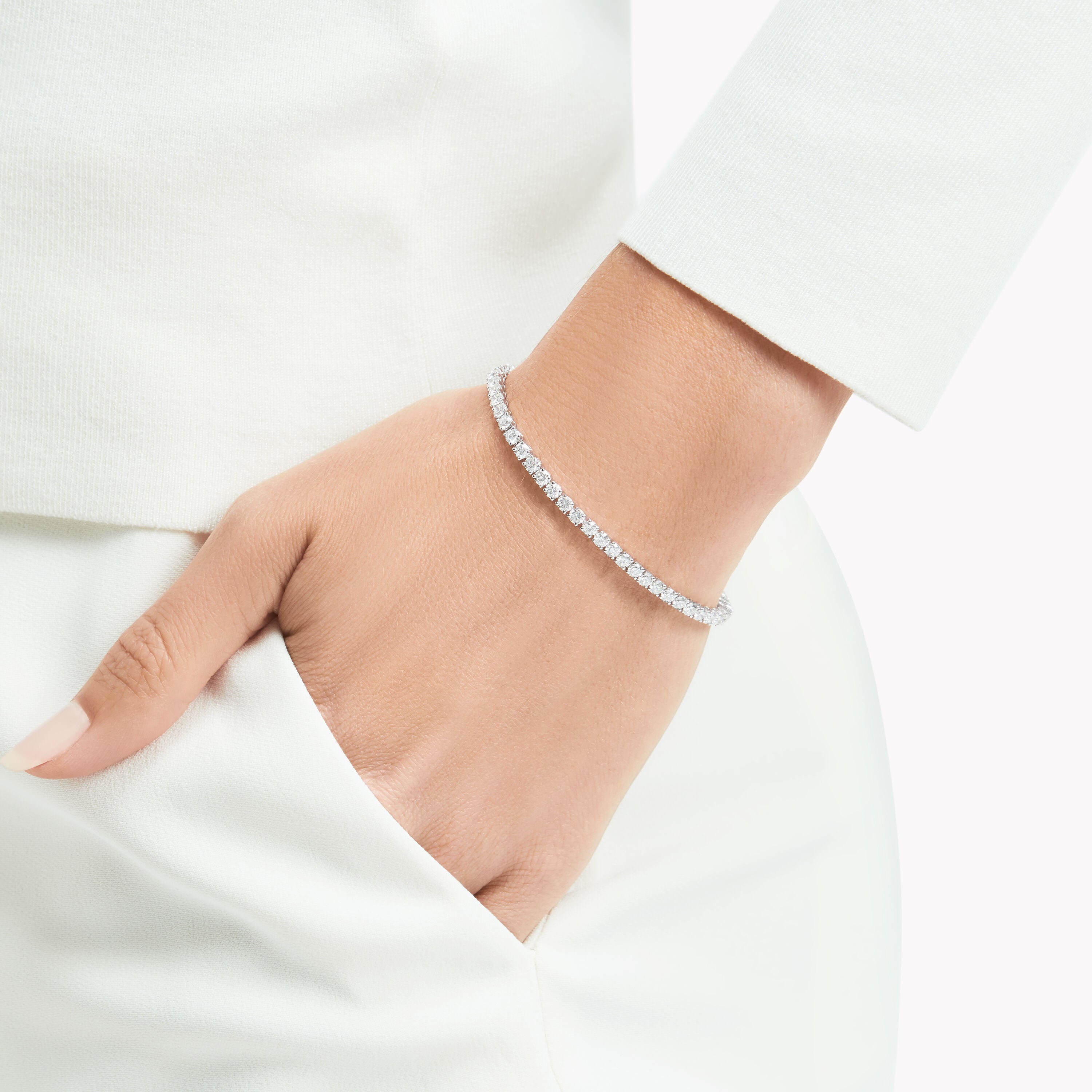 carave-paris-classic-diamond-tennis-bracelet-white-gold_3_9dbea000-3ce1-4381-a3d4-555765357c87.jpg