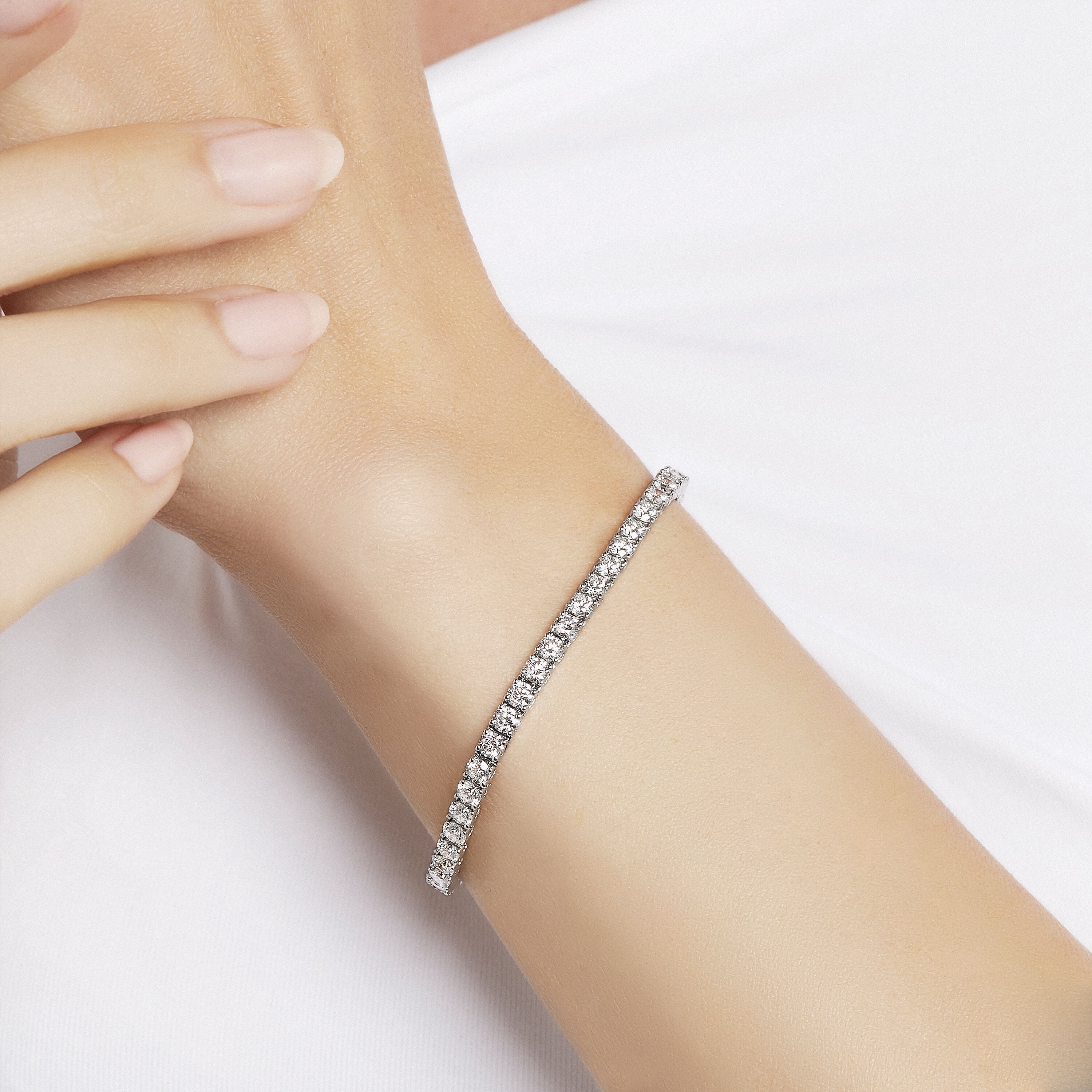 carave-paris-classic-diamond-tennis-bracelet-white-gold_6_590408af-3903-48f4-ad71-b9f875d7c7ea.jpg