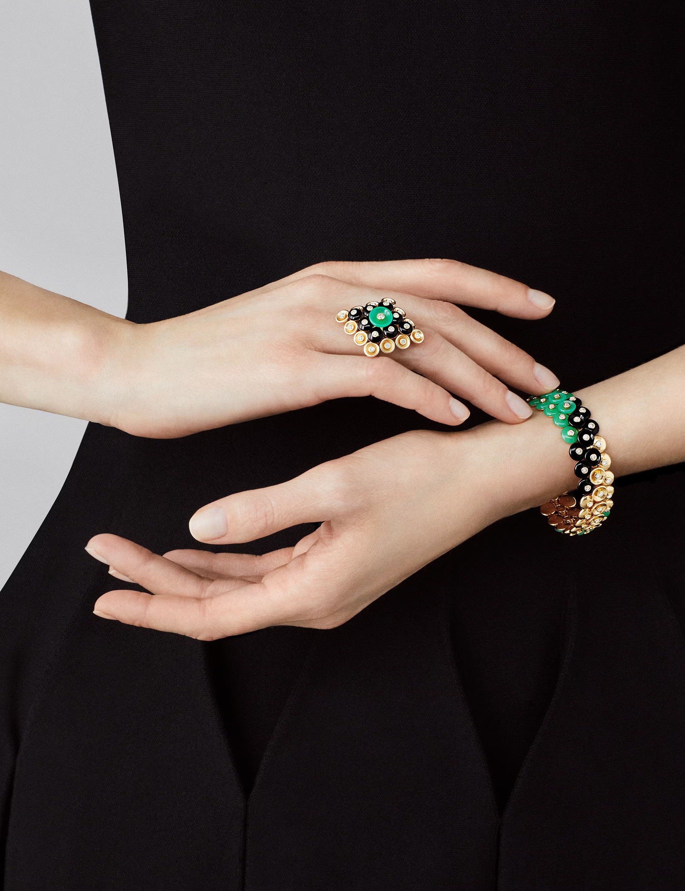 carave-paris-diamond-disc-motif-high-jewelry-bracelet_1_83868cda-7c13-4fd8-9782-1aa67c40b4e9.jpg
