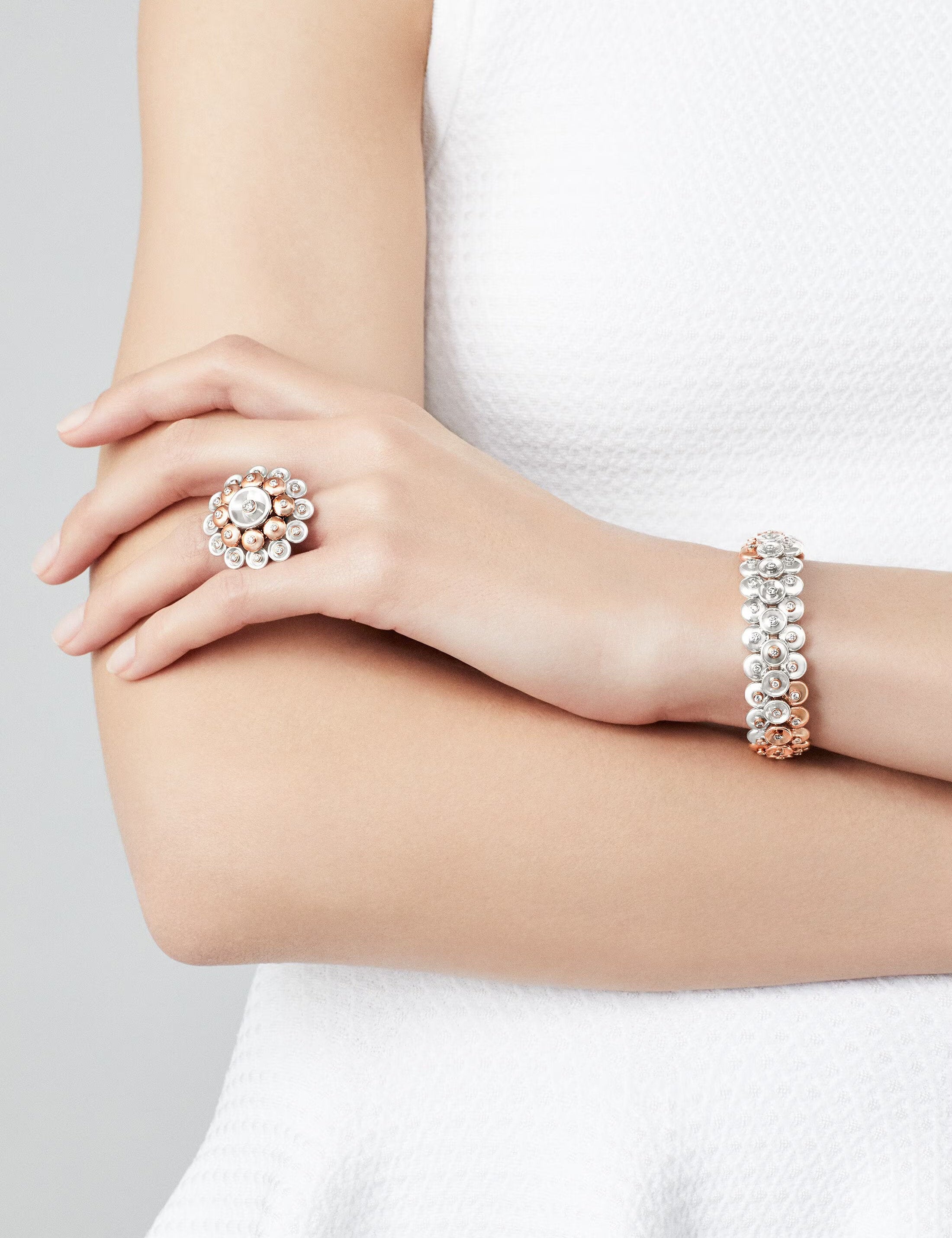 carave-paris-diamond-disc-motif-high-jewelry-bracelet_7_452f6f2f-6103-4fc0-a8c3-e4a351f96aad.jpg