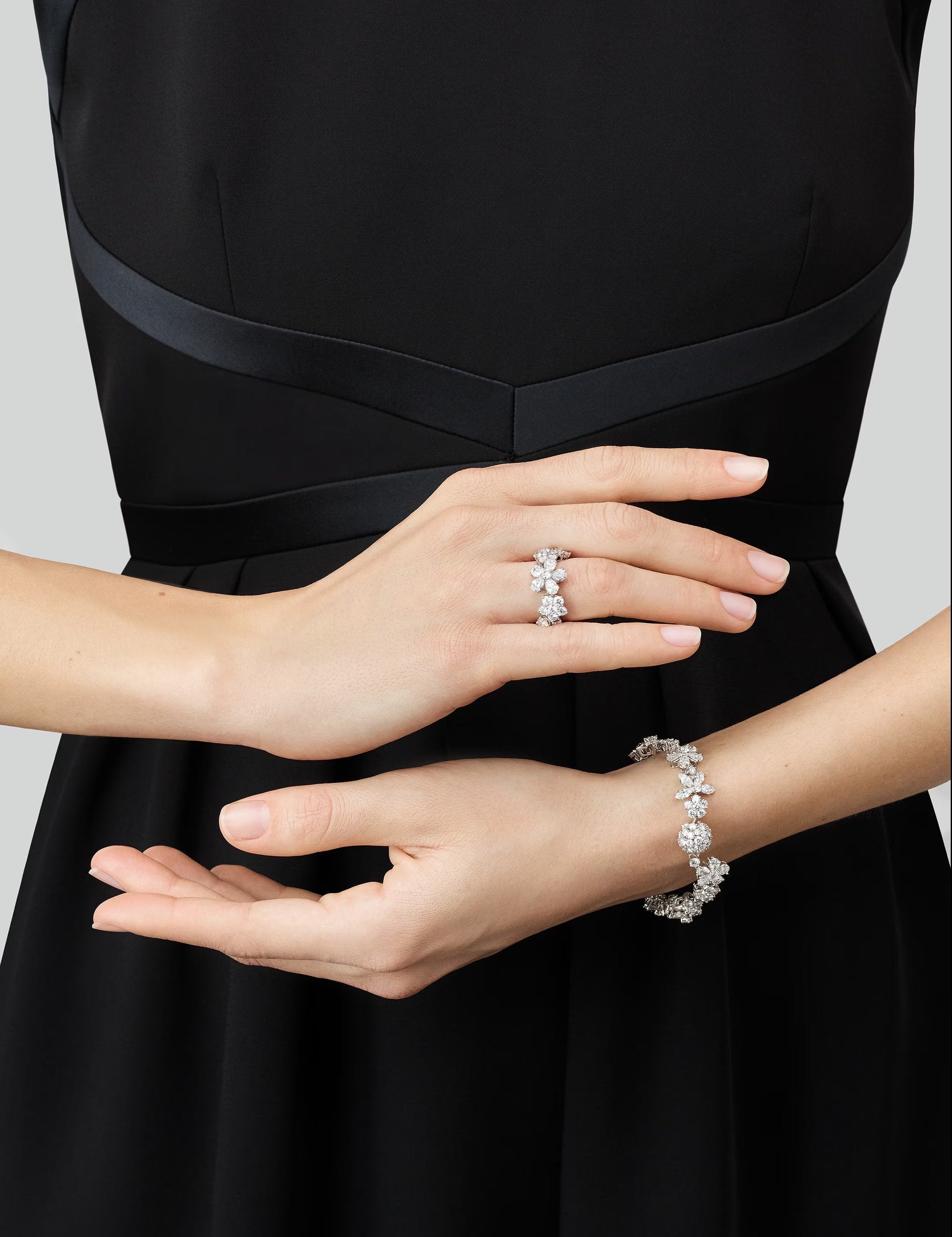 carave-paris-diamond-floral-garden-bracelet_2_505c1b94-6e06-4ea0-bb17-7ed0688ccef7.jpg