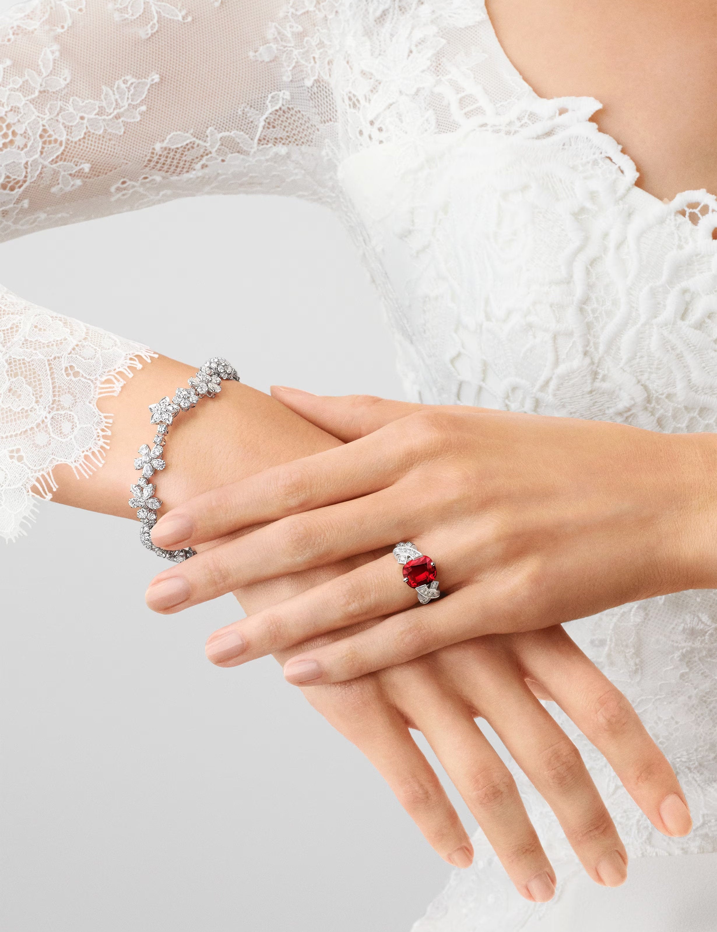 carave-paris-diamond-floral-garden-bracelet_3_a689765e-2d65-4361-a898-6e5a5e927421.jpg