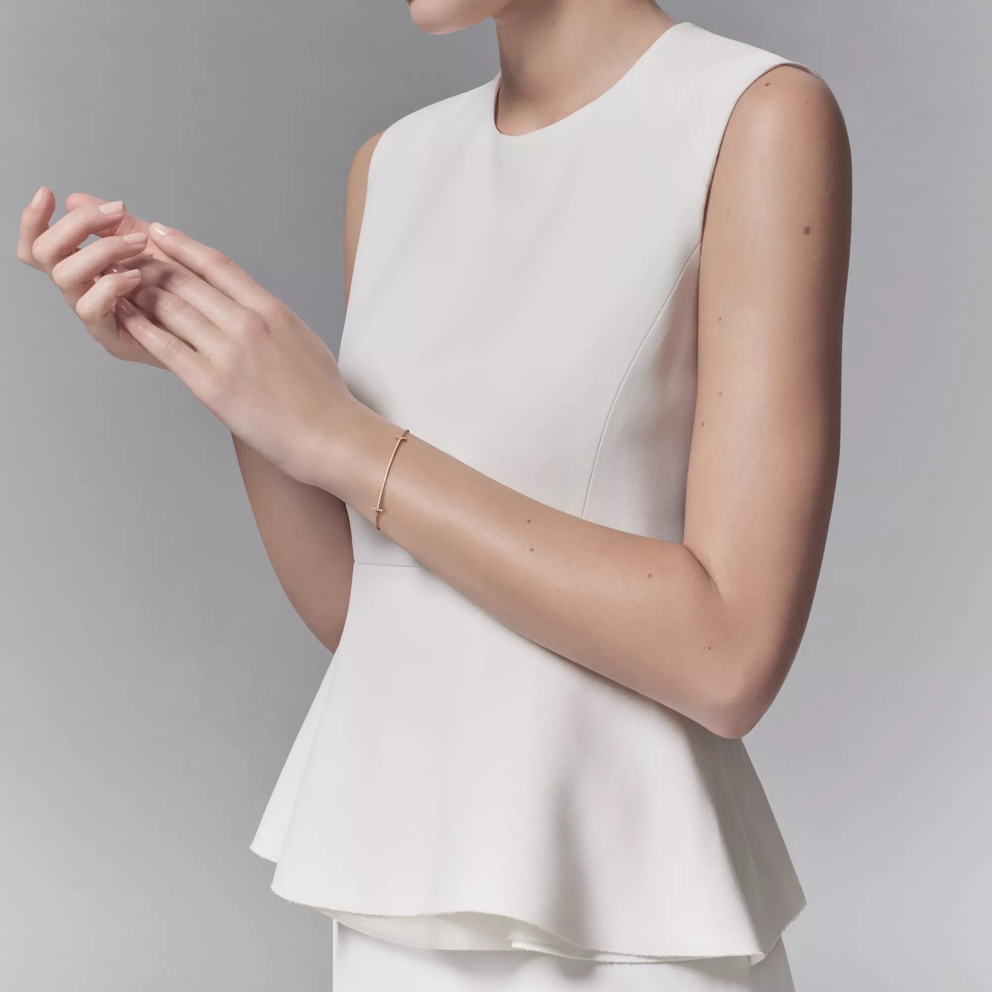 carave-paris-diamond-t-chain-yellow-gold-bracelet-model.webp