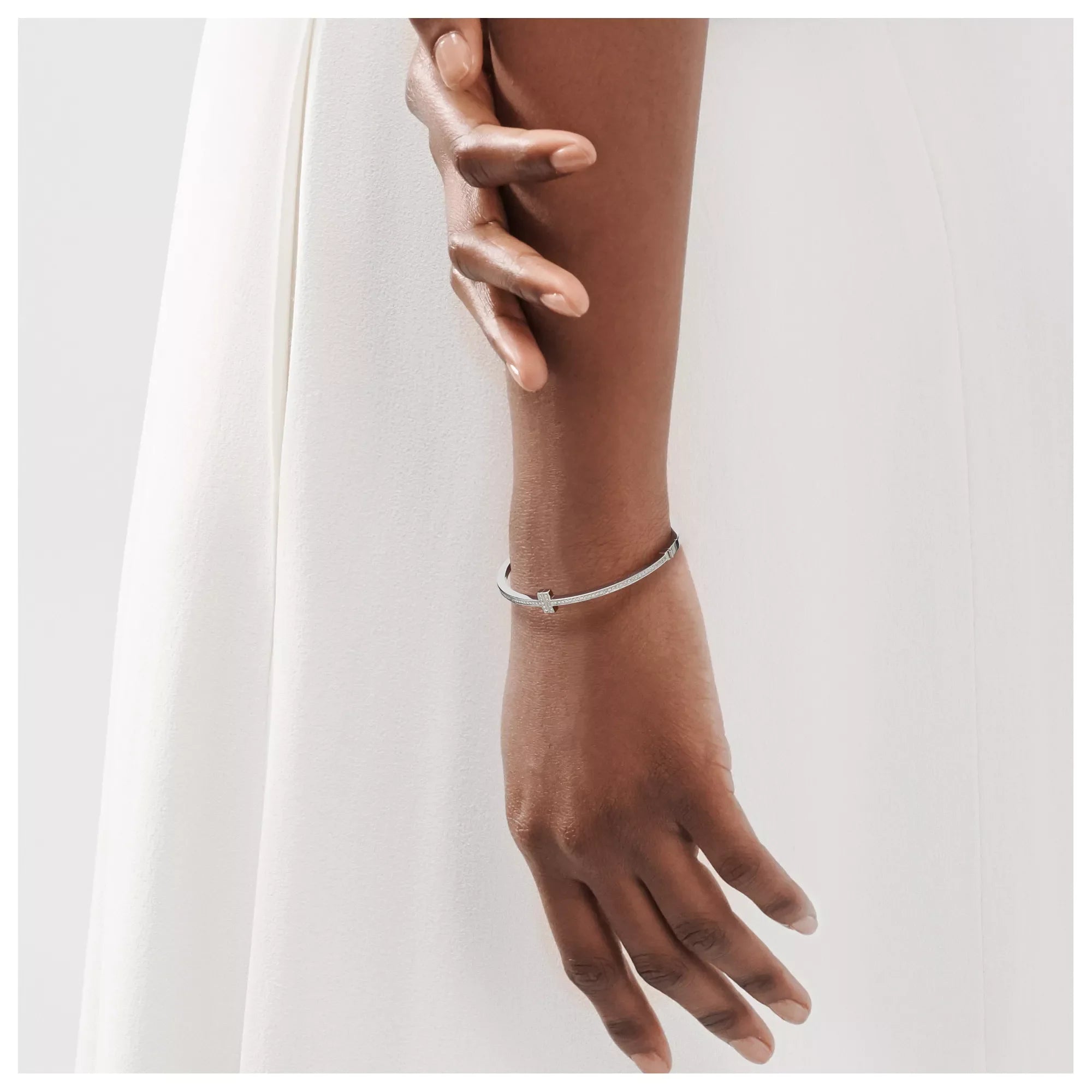 carave-paris-diamond-t-white-gold-hinged-bangle-model.webp