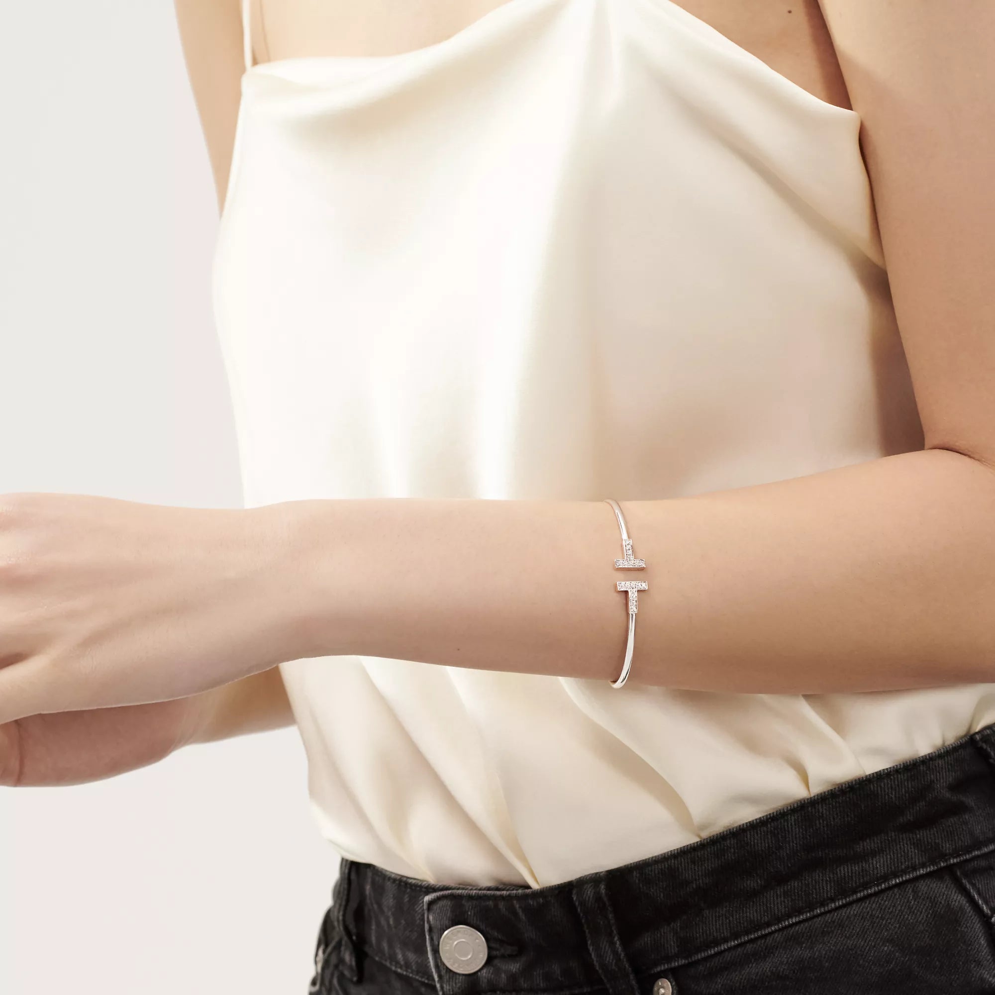 carave-paris-diamond-t-wire-white-gold-bracelet_4.webp