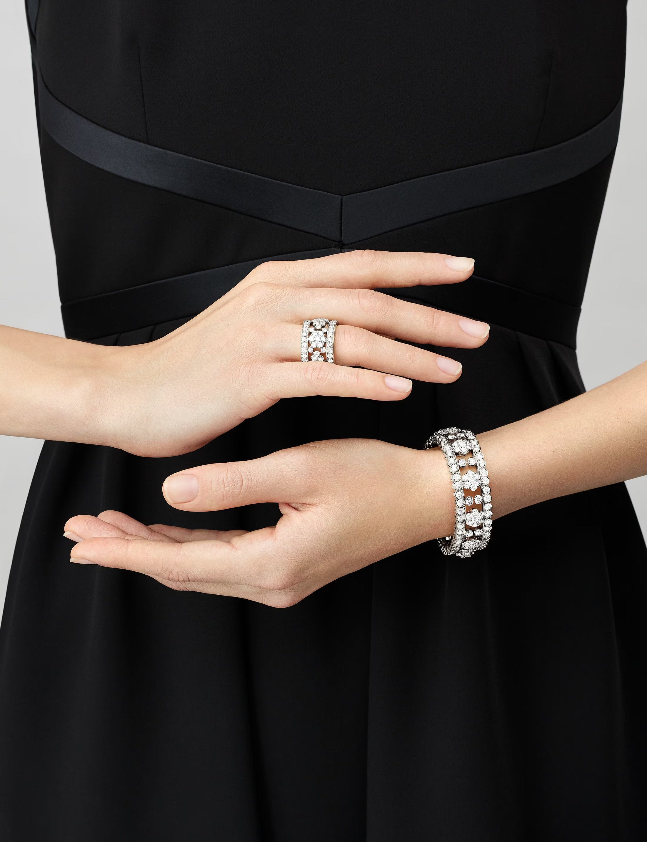 carave-paris-eternal-bloom-diamond-tennis-bracelet_5_03340090-2ed9-47cd-87d6-16ccb8f821be.jpg