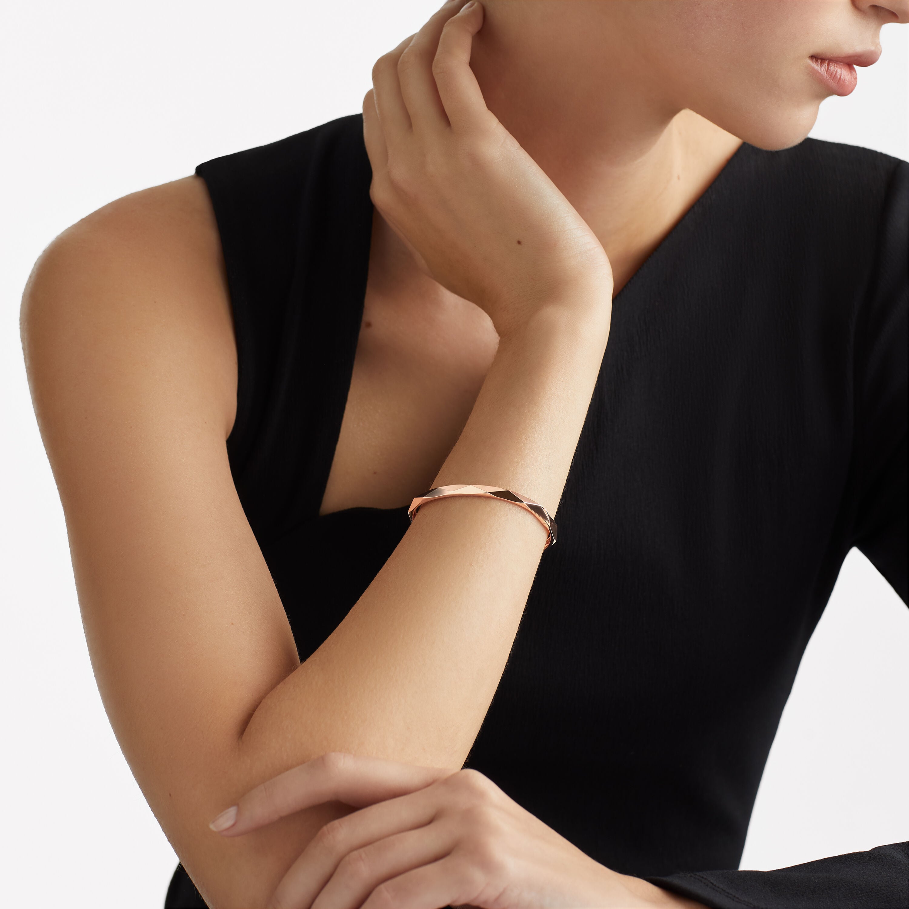 carave-paris-faceted-luxury-bangle-model-style_2_7ae10578-8a20-46ca-a967-7fdaf88c9427.jpg