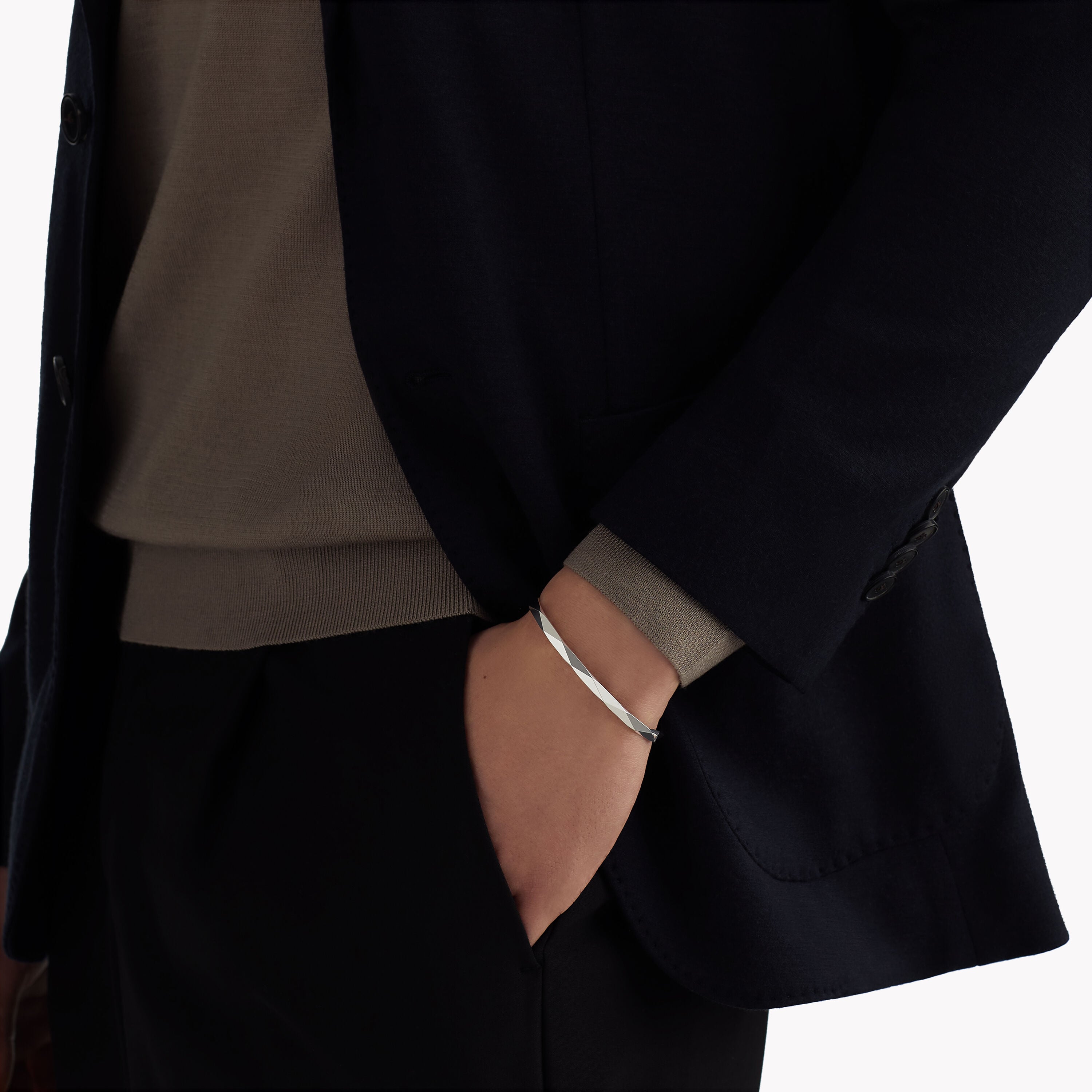 carave-paris-faceted-luxury-bangle-model-style_3_9a0f9e93-8656-4572-8499-d31629e84190.jpg