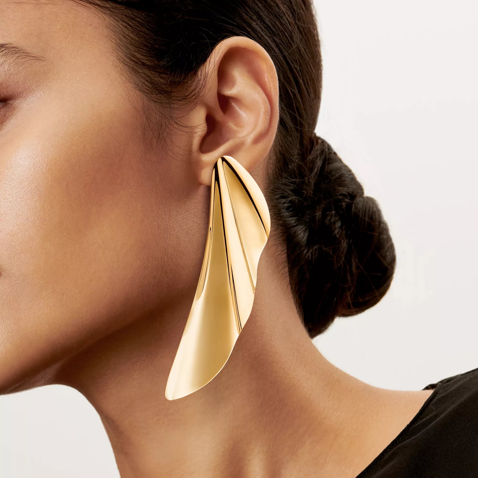 carave-paris-fluid-wave-sculptural-earrings_3_464d252b-a075-49a7-bb31-3b132f1f5223.webp