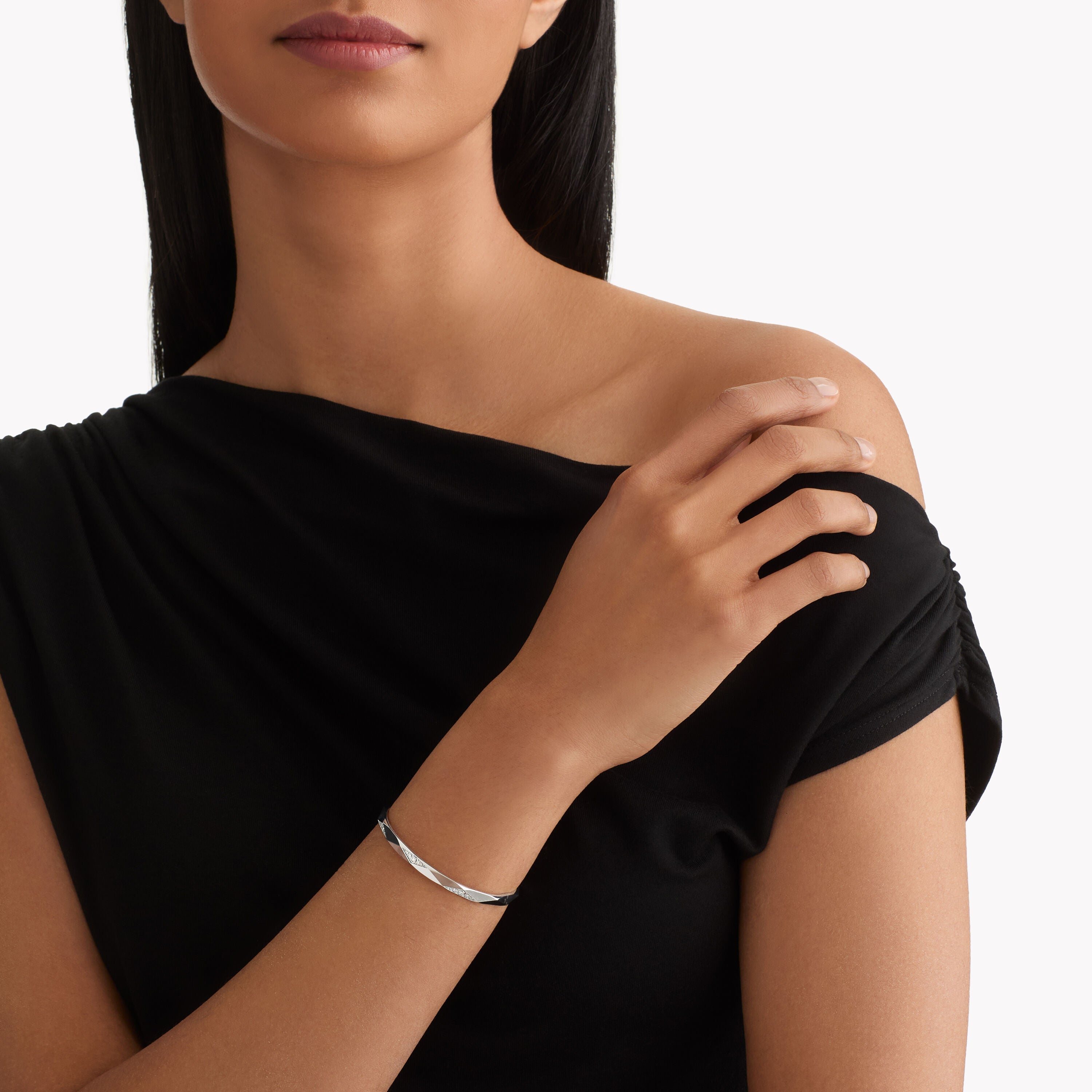 carave-paris-geometric-diamond-bangle-lifestyle_3_bcf740c9-c516-4efa-b957-2bcdc582468a.jpg