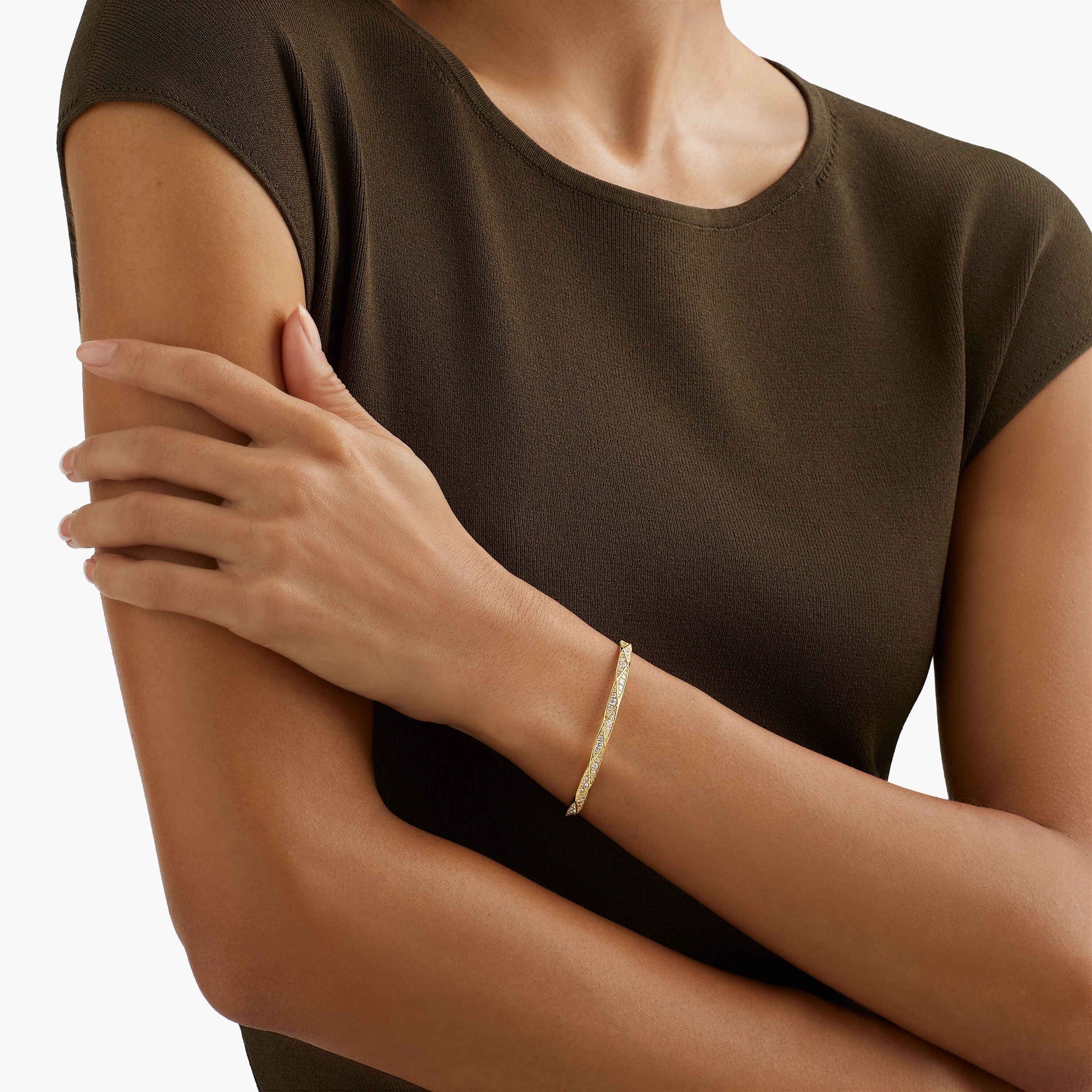 carave-paris-geometric-diamond-bangle_4_6053274d-98d6-43f4-8f79-b9377dc6e68f.jpg