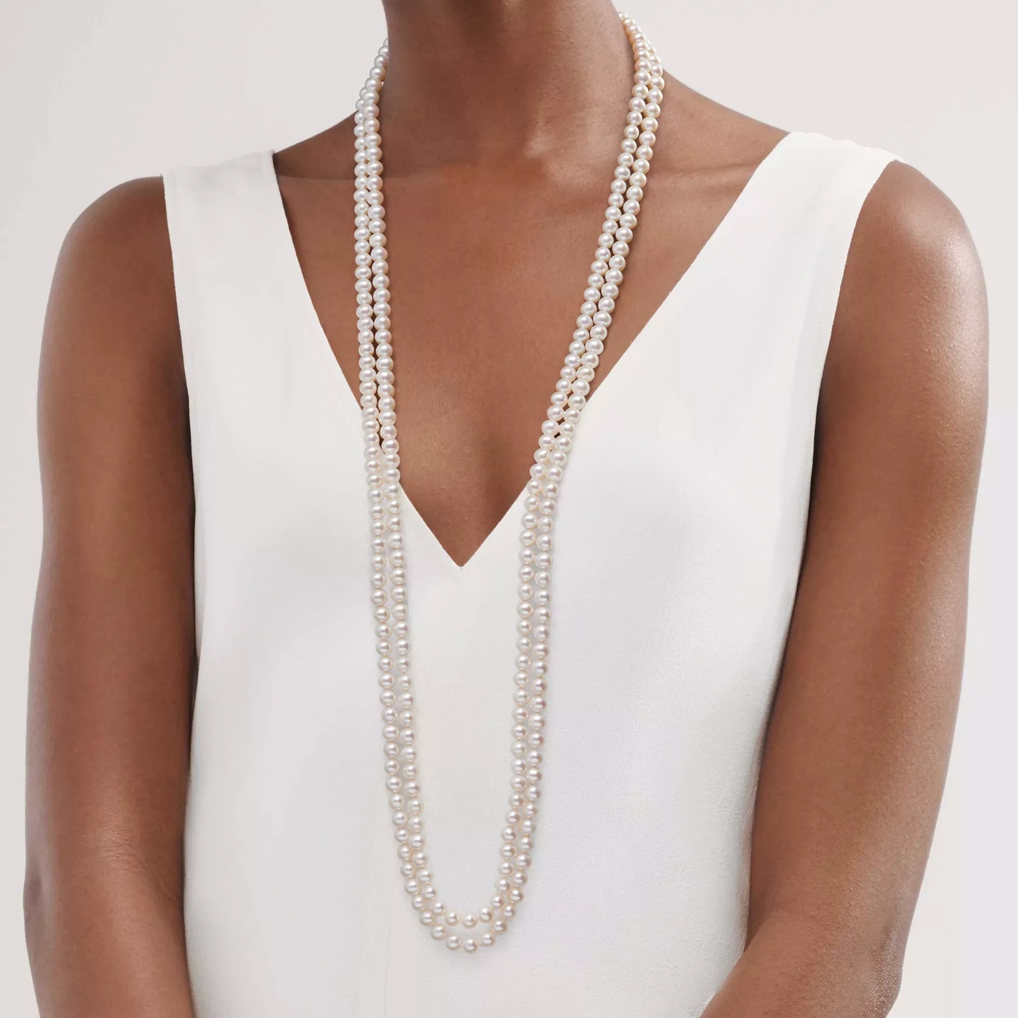 carave-paris-luminous-triple-strand-pearl-necklace_3_cbcb1b2e-1672-44aa-87ca-60c6eecbeb3a.webp