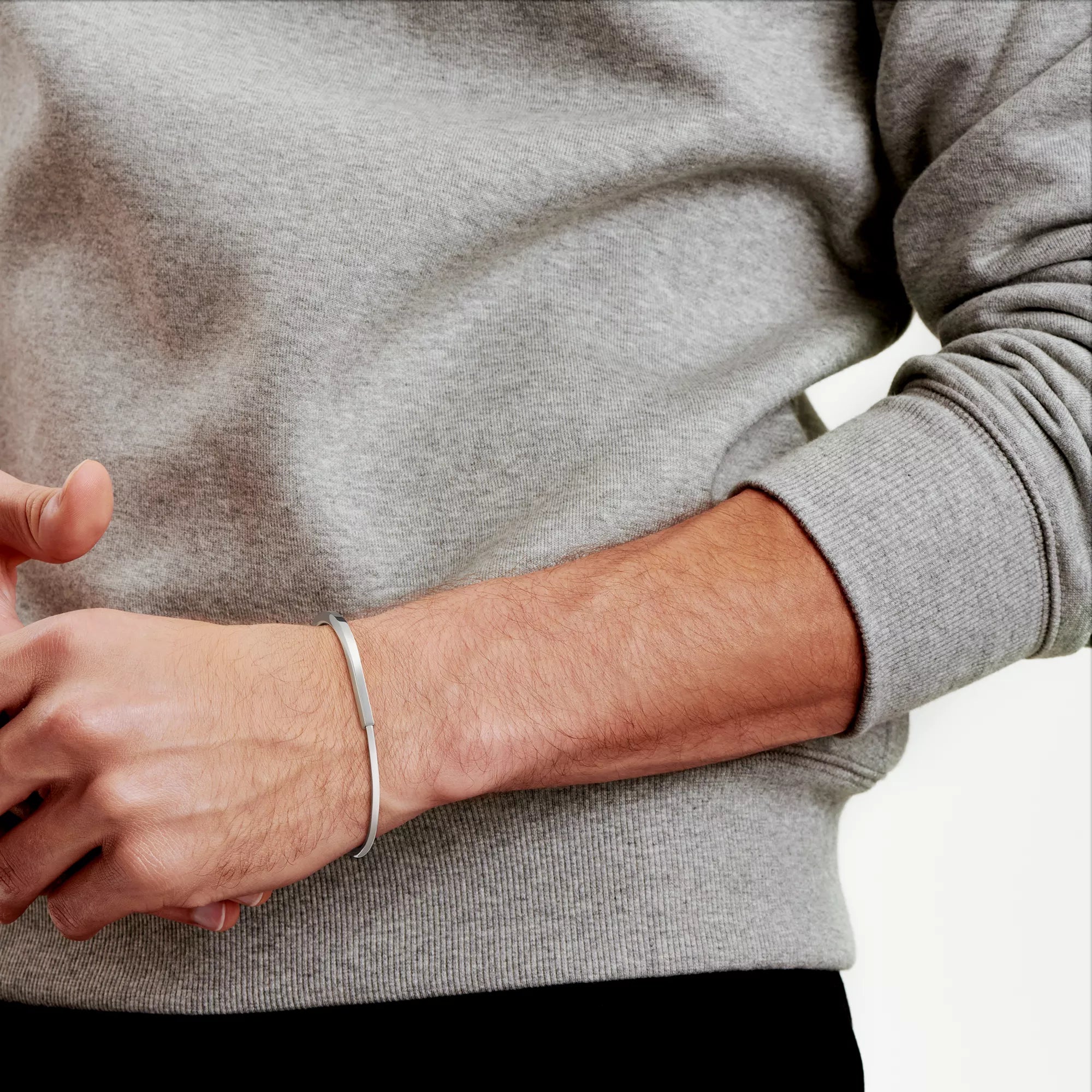 carave-paris-minimalist-cuff-bracelet_2.webp