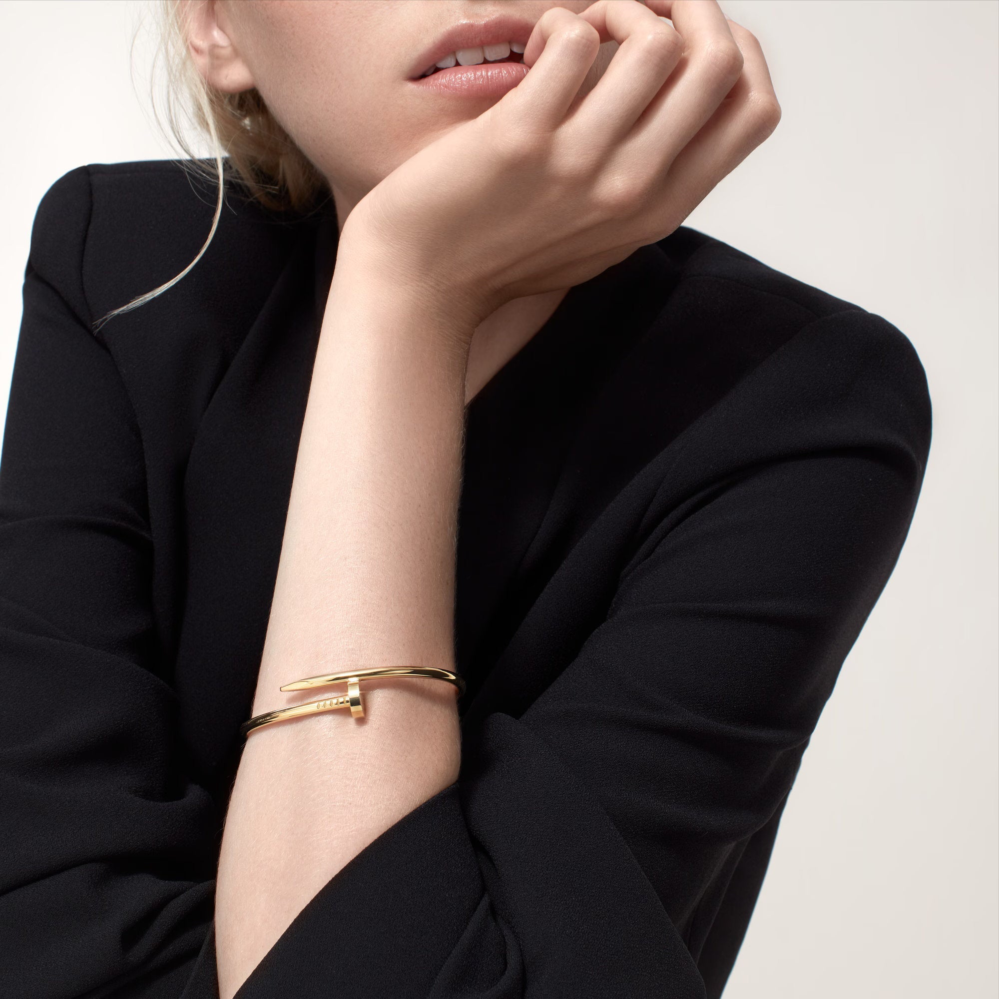 carave-paris-minimalist-nail-open-bangle-bracelet-gold-lifestyle_11_0fd289e5-333c-4bf8-81af-dbc268ab2878.jpg