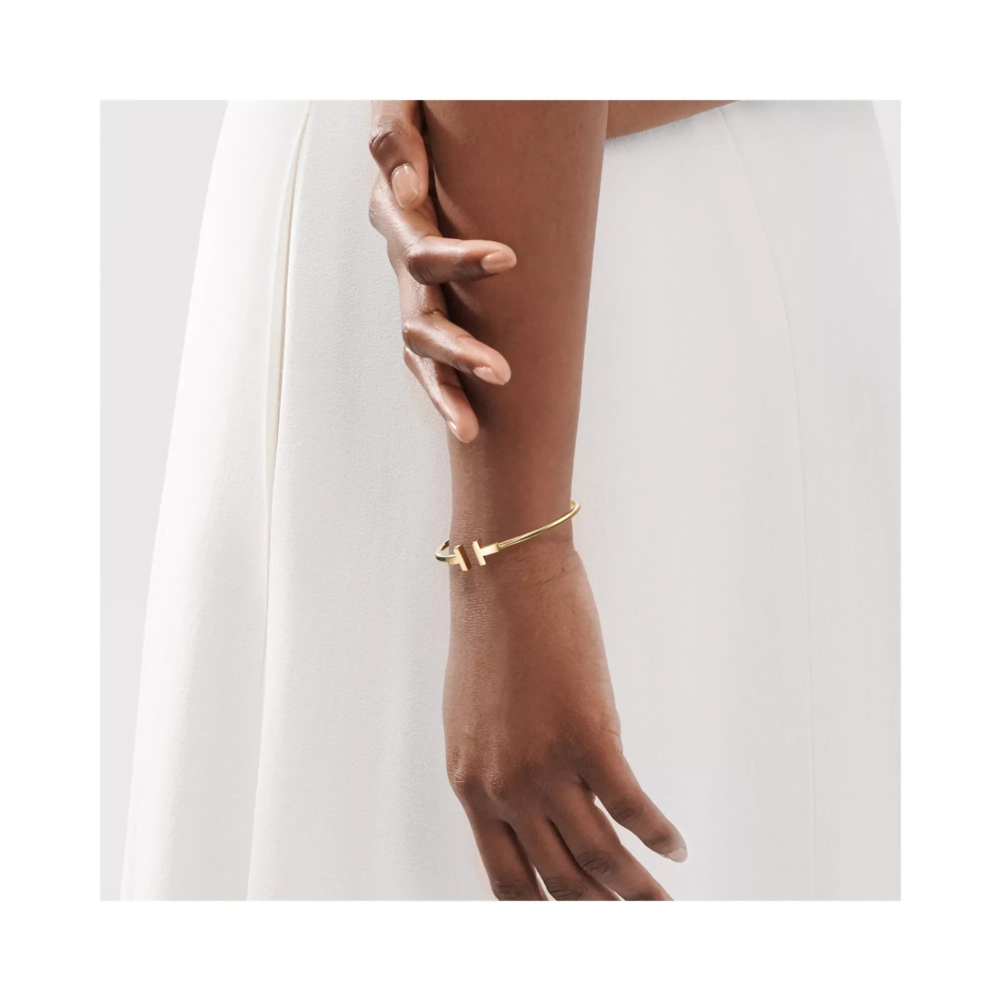 carave-paris-minimalist-t-wire-gold-bracelet_3.webp