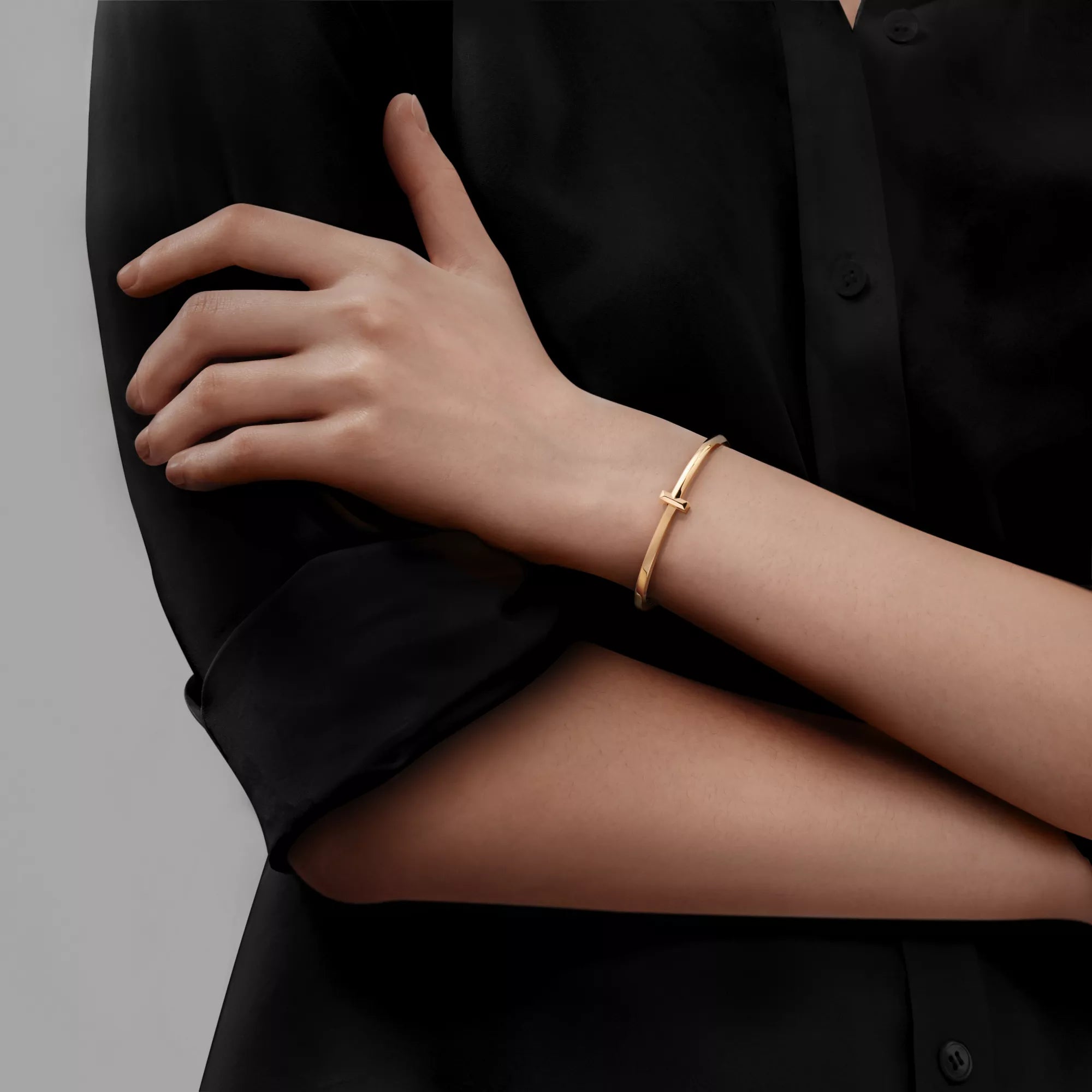 carave-paris-signature-t-bar-yellow-gold-bangle-for-women_1.webp