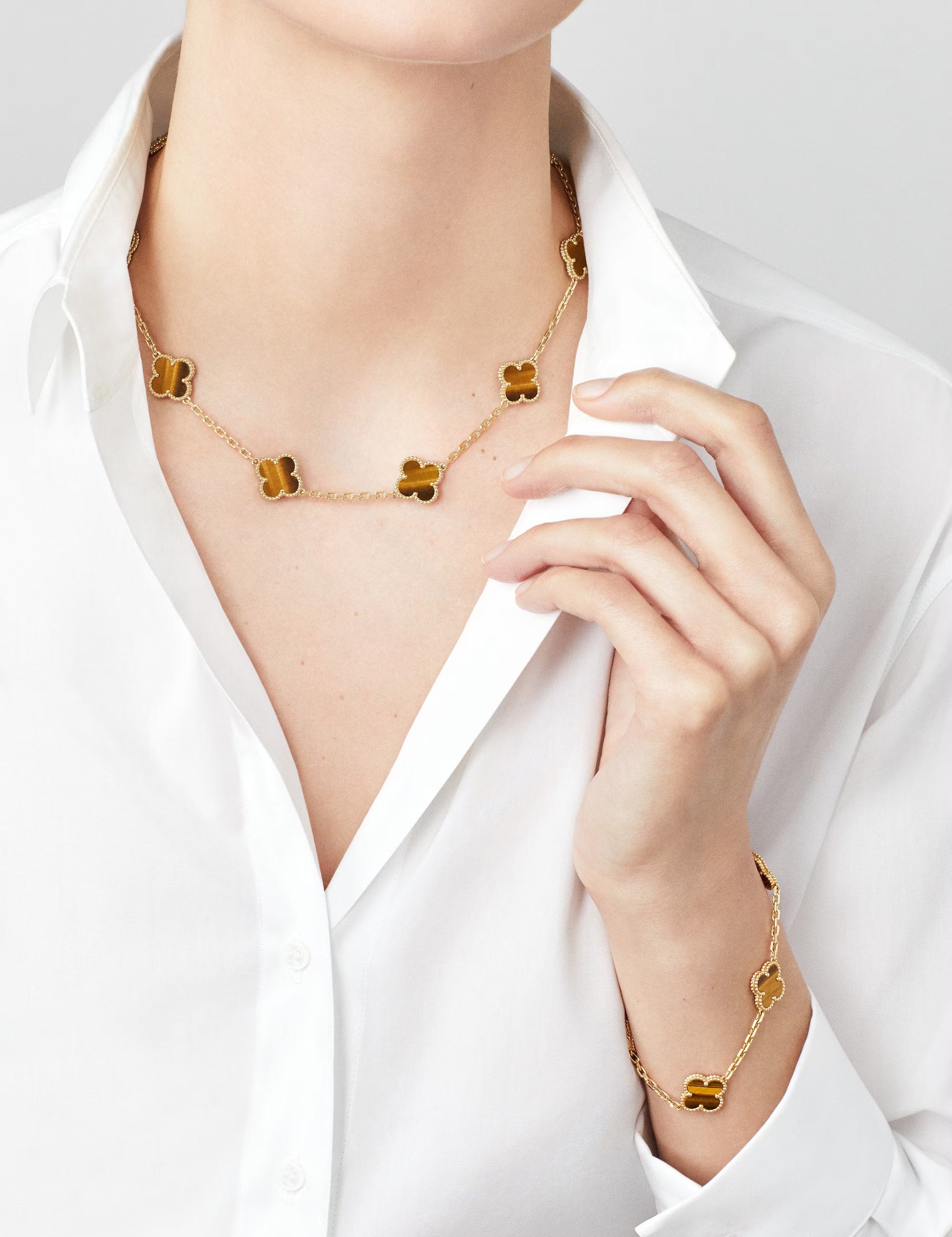 carave-paris-tiger-eye-alhambra-motif-bracelet_3_b39db65a-a0e9-4b49-9739-963a1d99b986.jpg