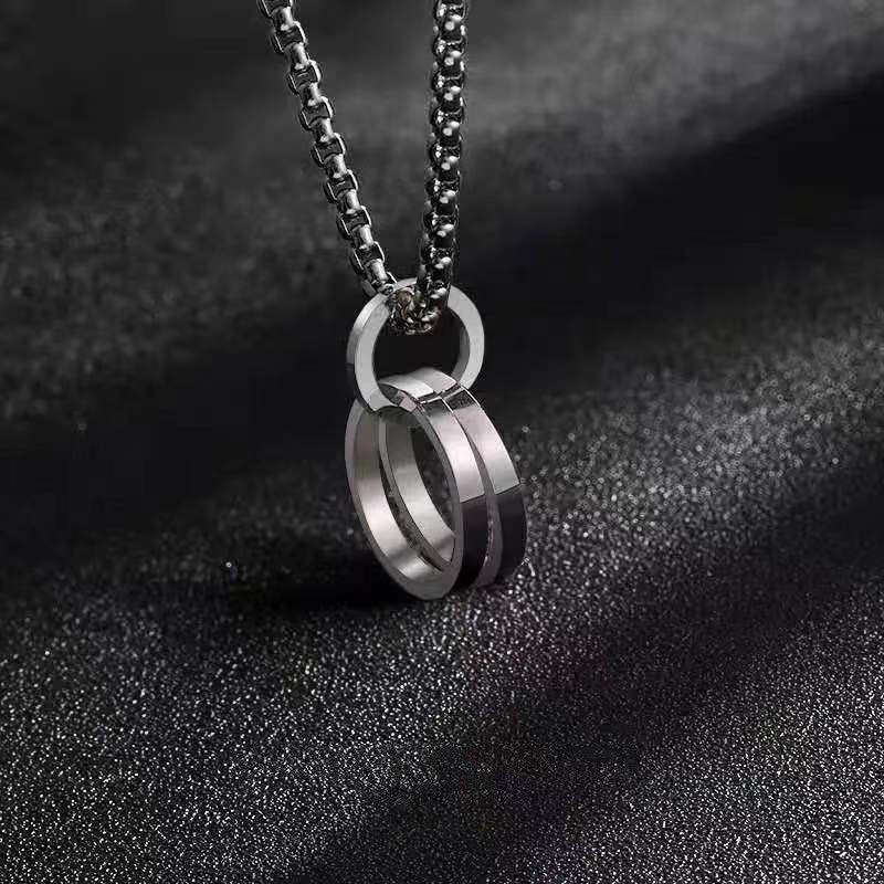 Carave Paris Interlocking Circle Pendant Necklace
